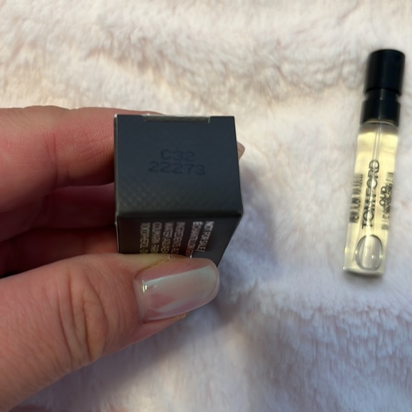 Tom Ford Oud Wood Duo (2ml x 2) - Picture 4 of 5